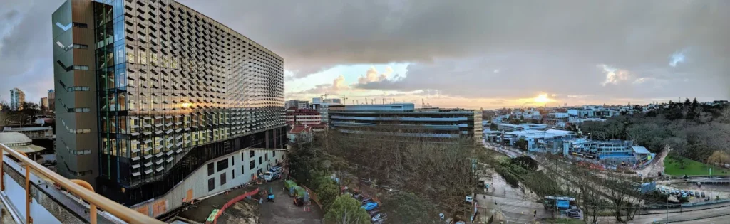 Picture of the University of Auckland's Engineering Building at dusk.